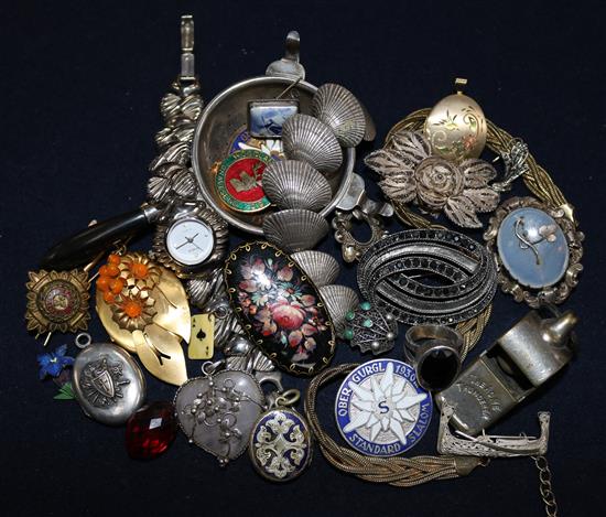 A quantity of costume jewellery including brooches, rings and other items.
